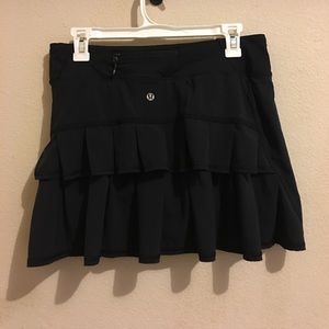 BLACK RUFFLED LULULEMON SKIRT
